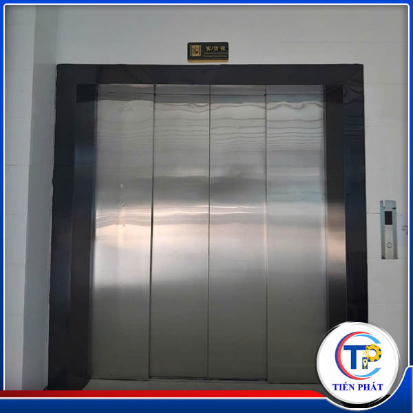 Thang máy chở hàng kèm người